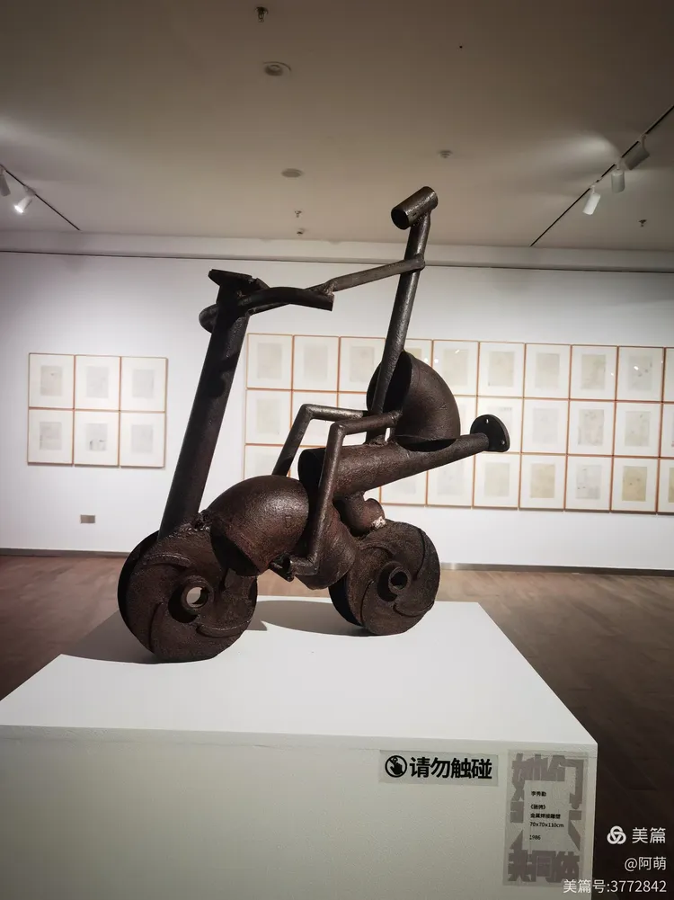 李秀勤在中国雕塑界是1980年代较早从事金属焊接实验的雕塑家,并且是